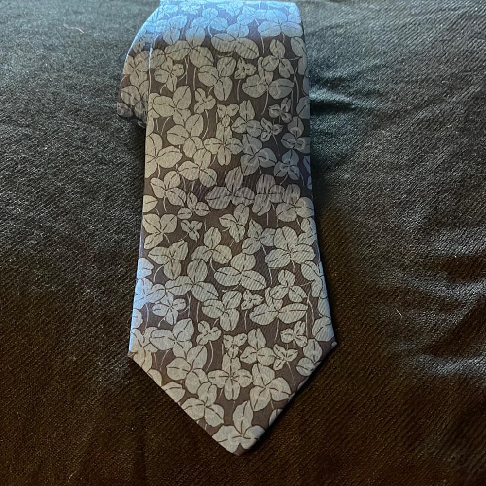 Hermès vintage tie. Bulge tones with 3 leaf ☘️ clovers.